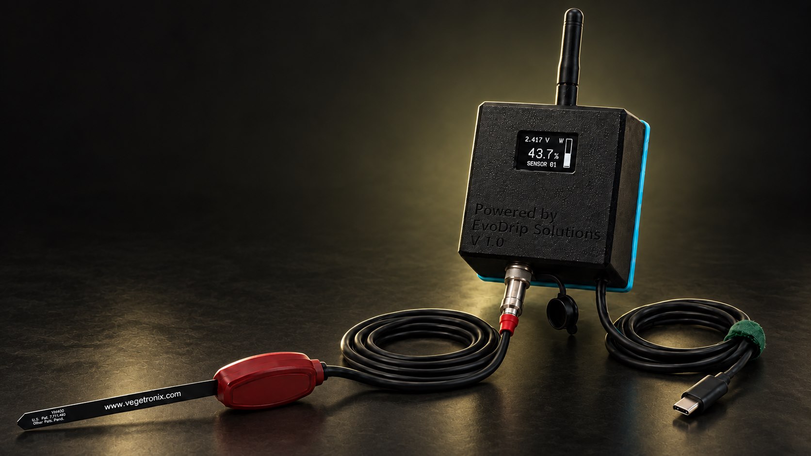 Visualisierte Vorderansicht des EvoDrip Feuchtesensors mit Display, Antenne, Kabel und Vegetronix VH400-Sonde